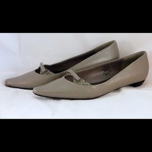 👜Vera Wang Taupe low heel slip on shoe.